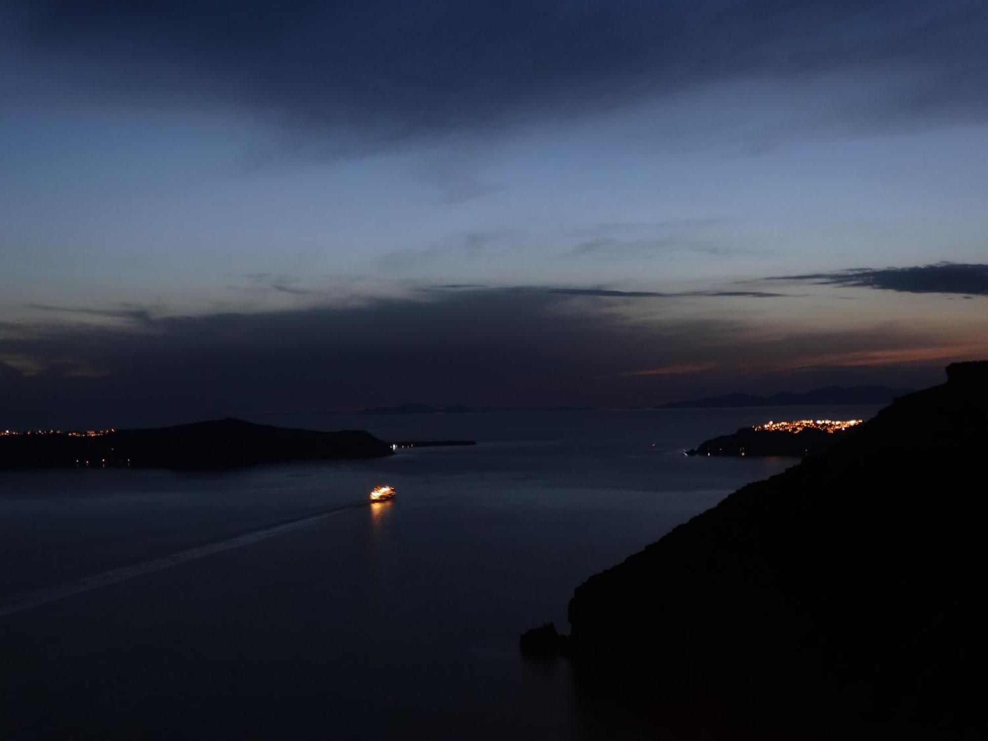 Yposkafo Suites - Villa - Santorini Fira  Extérieur photo